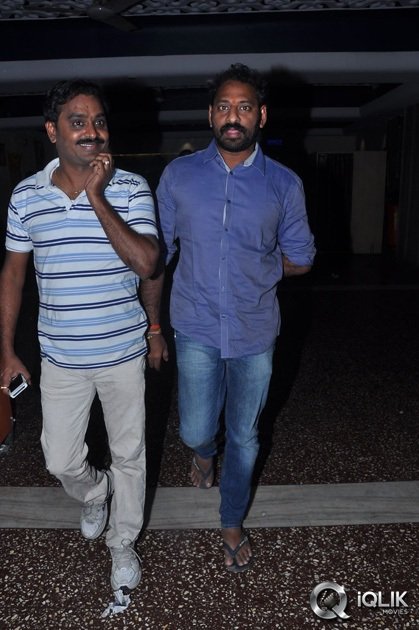 Mukunda-Movie-Hungama-at-Sandhya-Theatre